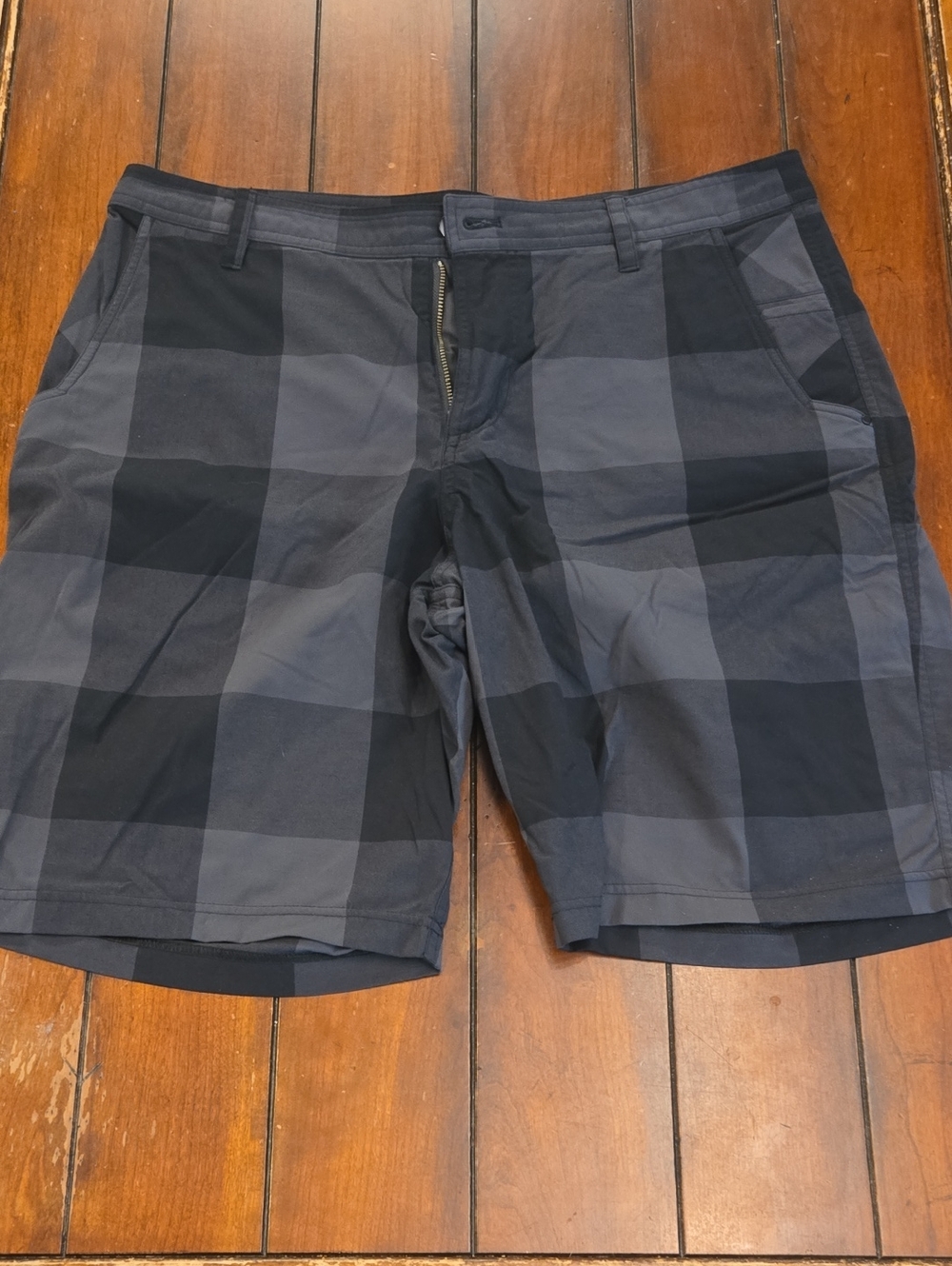 lululemon athletica Men's Black & Charcoal Checkered Flat-Front Shorts